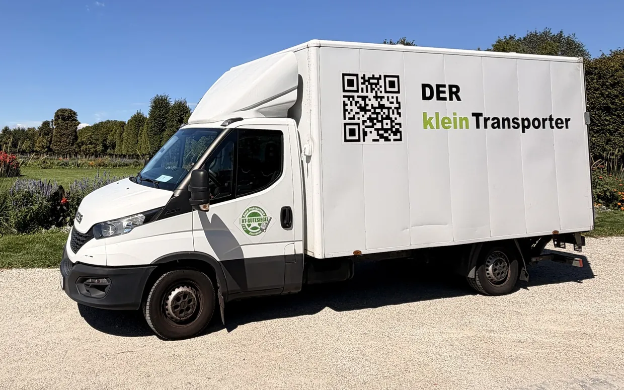 Kleintransporter mit dem vollständigen Schriftzug DER kleinTransporter
