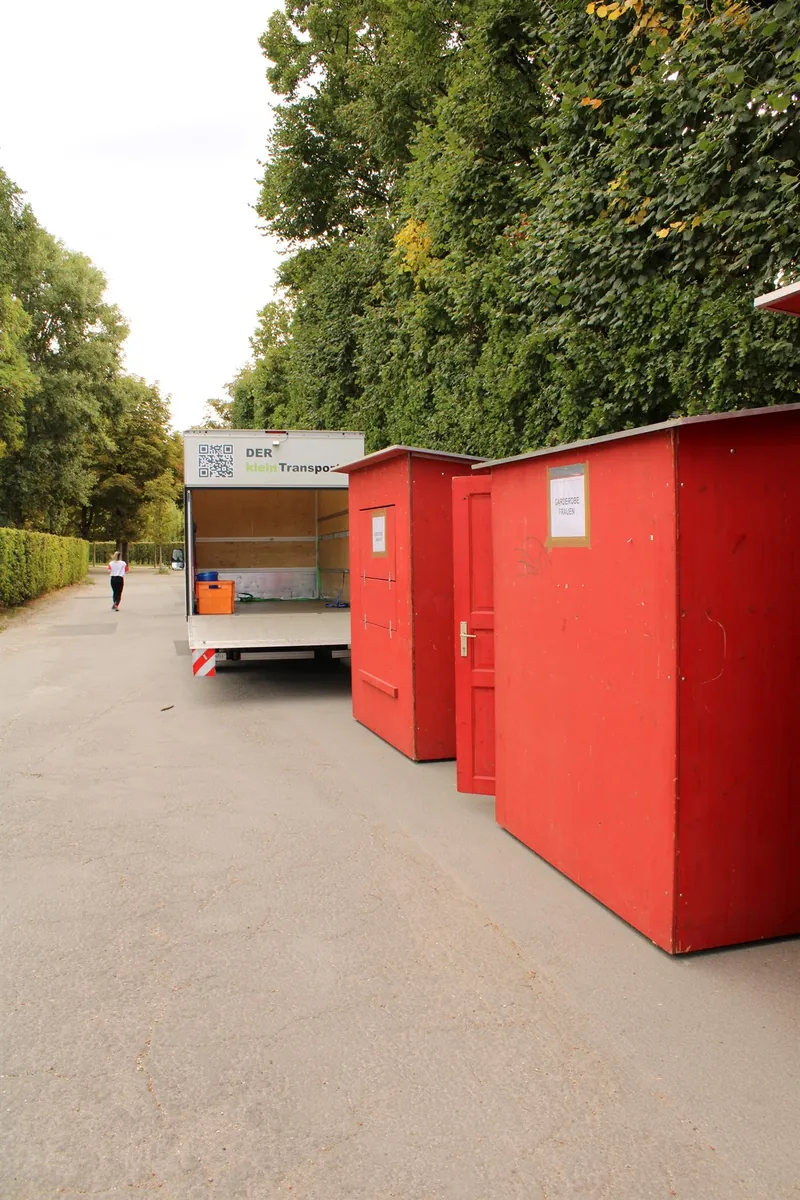 Sorgfältiger Transport von Event-Equipment und Mietmöbeln